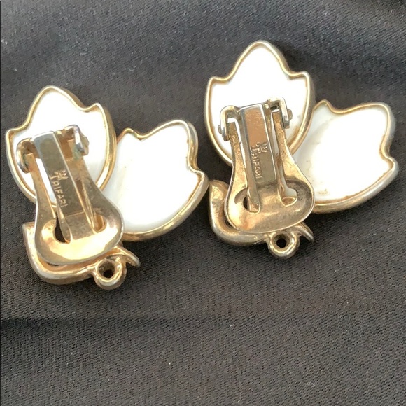 Vintage Trifari petal earrings - Picture 5 of 8